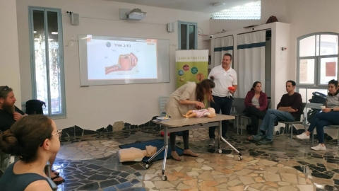 קורס החייאת תינוקות להורים צעירים